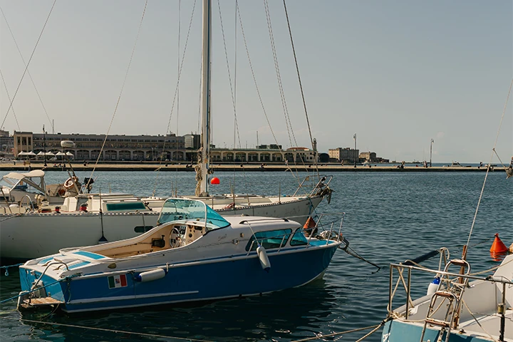 Båtar vid hamn i södra Italien